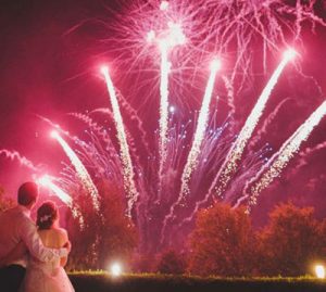 Fajerwerki na wesele – nietypowa atrakcja dla pary młodej i gości