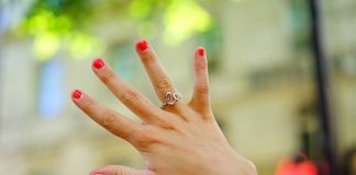 przedłużanie paznokci