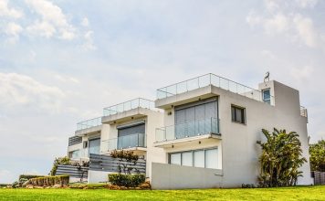 Wypoczynek w altanie otoczonej roślinami – któż się temu oprze