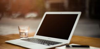 Co na ścianę w kuchni zamiast płytek?