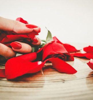 Dlaczego warto zwrócić uwagę na manicure tytanowy?