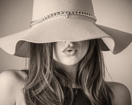 Czy metaliczne kurtki są modne?