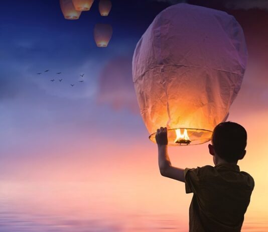 Jak wysoko leci lampion?