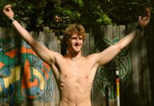 Czy w koszuli nocnej śpi się w majtkach?