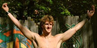 Czy w koszuli nocnej śpi się w majtkach?