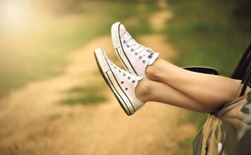 Czy jasne buty pasują do czarnych spodni? Czy jasne buty pasują do czarnych spodni?