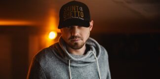 Czy przy stole można siedzieć w czapce?