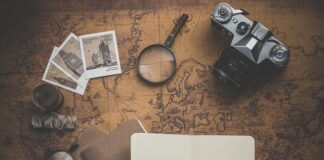 Czy brązowe buty pasują do czarnej koszuli?