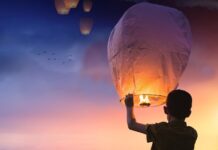 Czego symbolem jest zapalony lampion?