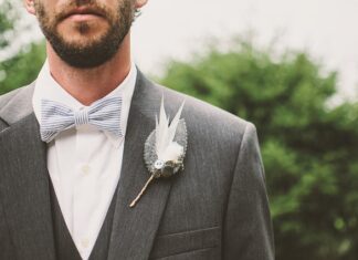 Jaki żakiet pasuje do czarnej sukienki?