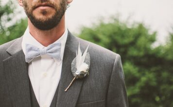 Jaki żakiet pasuje do czarnej sukienki?