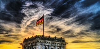 Co oznacza flaga Polski z orłem?