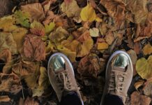 Czy sneakersy pasują do koszuli?