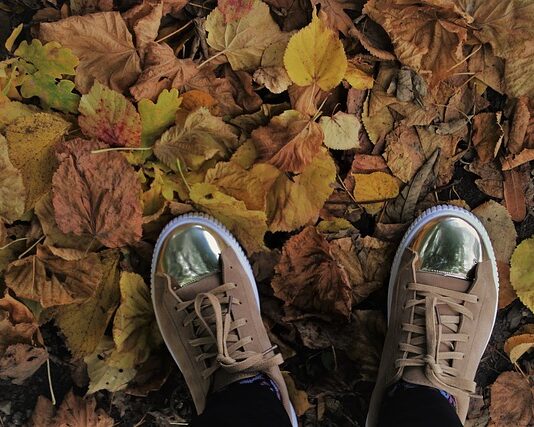 Czy sneakersy pasują do koszuli?