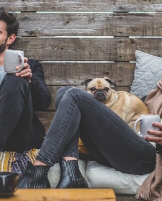 Jakie spodnie pasują do skórzanej kurtki?