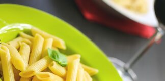 Czy podaje się łyżkę do makaronu?