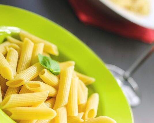 Czy podaje się łyżkę do makaronu?