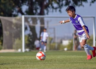 Dlaczego piłkarz po golu nie może ściągać koszulki?
