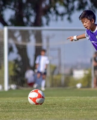 Dlaczego piłkarz po golu nie może ściągać koszulki?