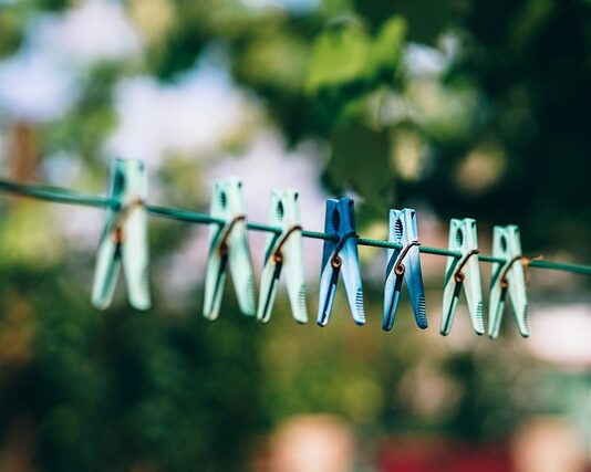 Jak zapiąć muchę na zapięcie?