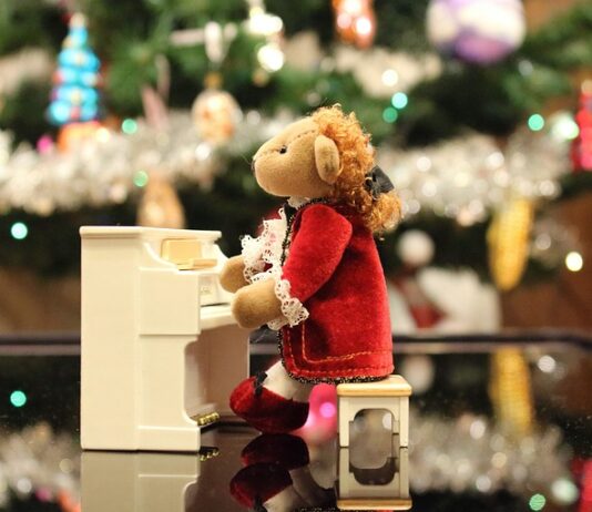 Czy można założyć czarny stanik pod białą bluzkę? Czy można założyć czarny stanik pod białą bluzkę?