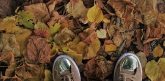 Czy sneakersy pasują do marynarki?