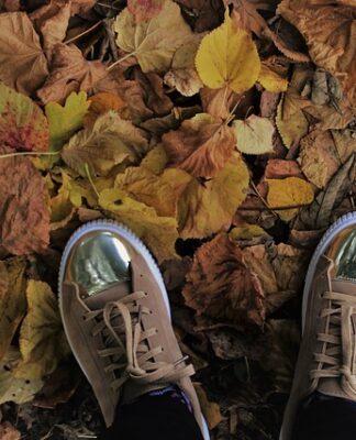 Czy sneakersy pasują do marynarki?