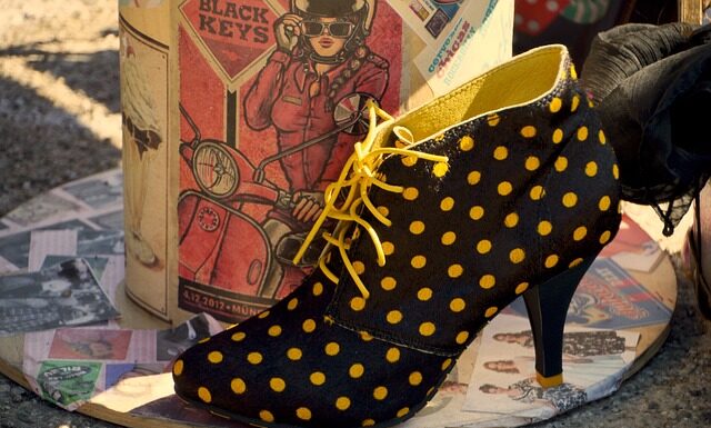 Jakie mokasyny do jasnych spodni?