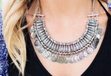 Jaki naszyjnik do Kopertowej sukienki?