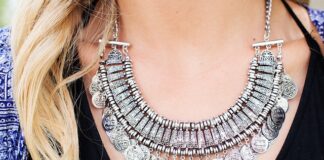 Jaki naszyjnik do Kopertowej sukienki?