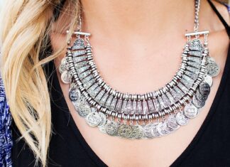 Jaki naszyjnik do Kopertowej sukienki?