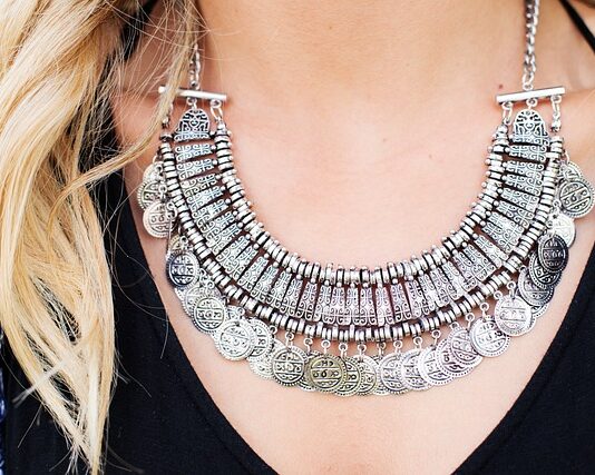 Jaki naszyjnik do Kopertowej sukienki? Jaki naszyjnik do Kopertowej sukienki?