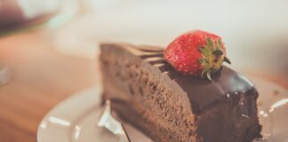 Ile kawałków ciasta na osobę na wesele?