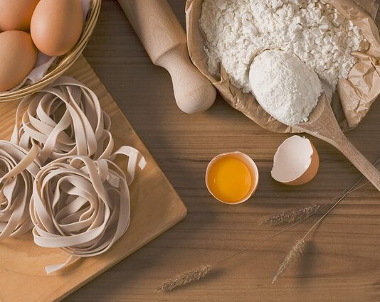 Jak ładnie ułożyć makaron na talerzu?