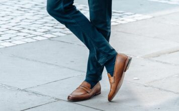 Czy w mokasynach chodzi się bez skarpetek?