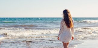 Jaka sukienka pasuje do kowbojek?