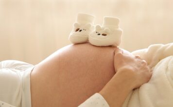 Jakie skarpetki do czarnych adidasów?