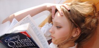 Z jakiego języka pochodzi wyraz krawat?