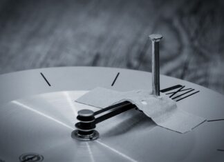 Czym przykleić sznurek do słoika?