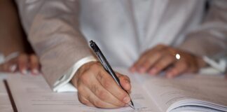 Czy świadek powinien mieć muchę?