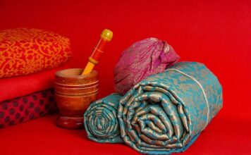 Czy zapinać marynarkę bez krawata?