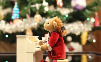 Jaki stanik pod czarną prześwitującą bluzkę?